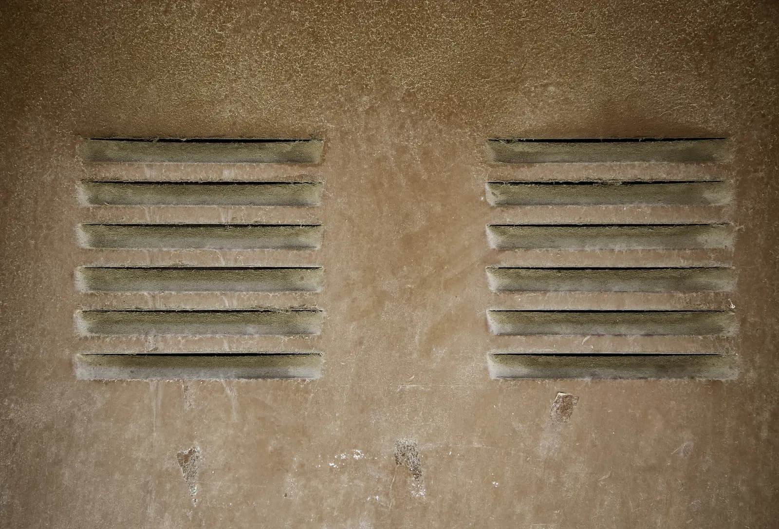 Dusty air vent before cleaning